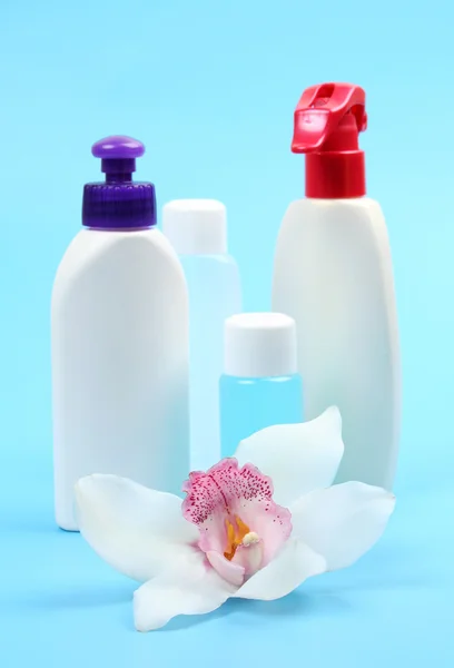 Şampuan ve orkide. — Stok fotoğraf