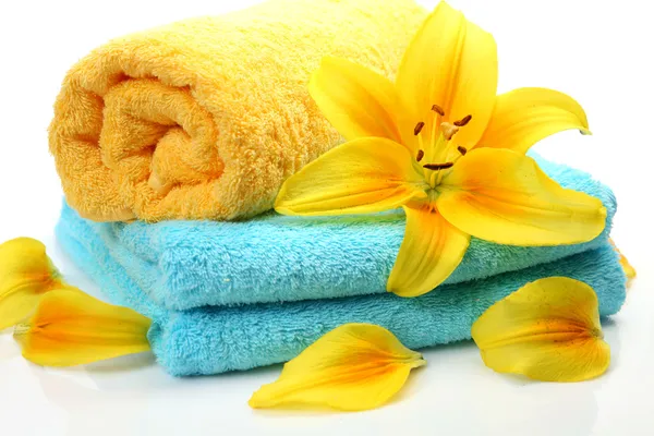 Handdoek en bloem — Stockfoto