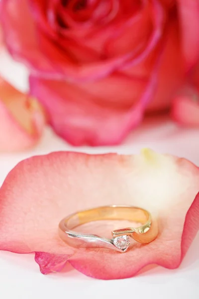 Piękny pierścionek z brylantem w róża — Zdjęcie stockowe
