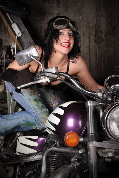 Menina em uma motocicleta — Fotografia de Stock