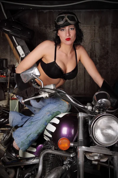 バイクに女の子 — ストック写真