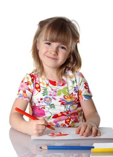 Glückliches kleines Mädchen zeichnet ein Bild — Stockfoto