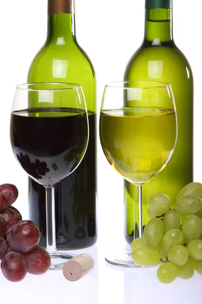 Натюрморт с вином и гроздьями винограда — стоковое фото