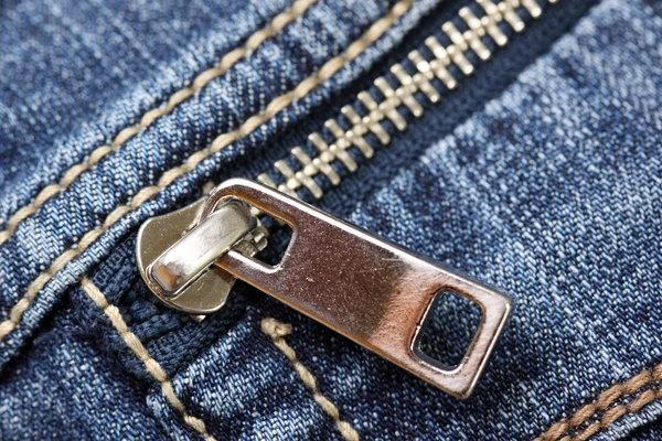 Застібка-блискавка стильних блакитних джинсів — стокове фото