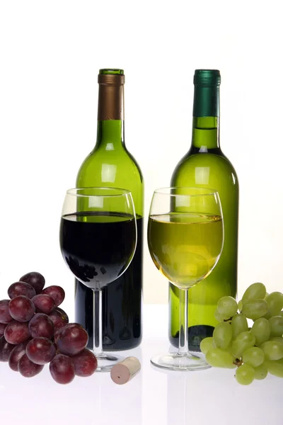 Natura morta con vino e grappolo d'uva — Foto Stock