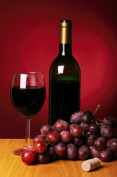 赤ワインと gr の束のある静物 — ストック写真
