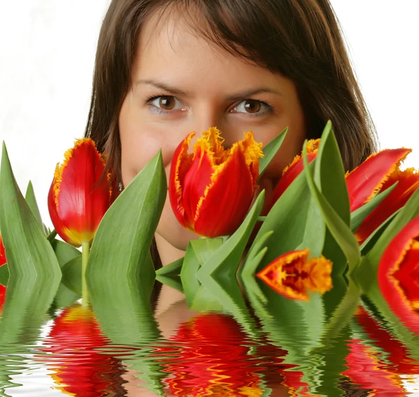 Het meisje met een boeket van tulpen — Stockfoto