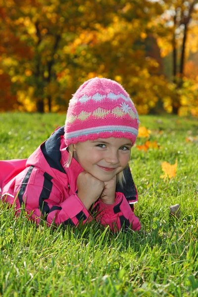 一个可爱的女孩在秋天 — 图库照片