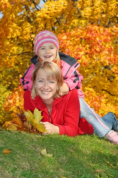 Máma s dcerou v podzimním parku — Stock fotografie