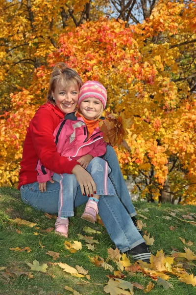 Mama met een dochter in herfst park — Stockfoto