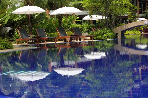 Piscina tropicale in hotel di lusso — Foto Stock