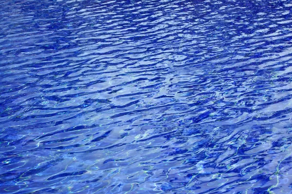 Ondas em uma superfície de água em piscina — Fotografia de Stock