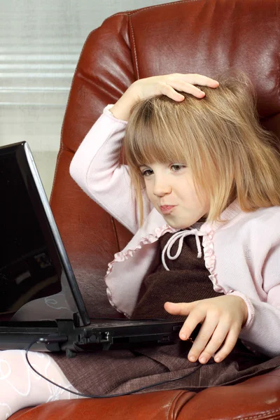 Bir dizüstü bilgisayar ile küçük iş kız — Stok fotoğraf