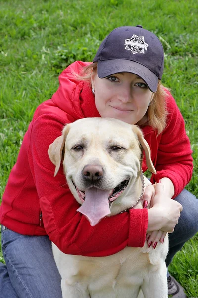 Szczęśliwa dziewczyna przytula psa — Zdjęcie stockowe