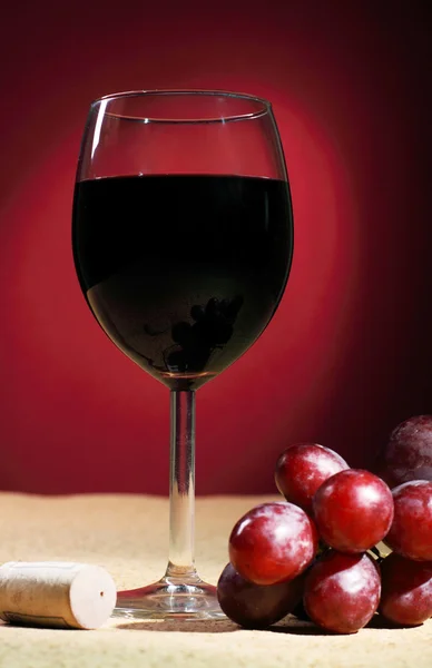 Stilleven met glas rode wijn — Stockfoto