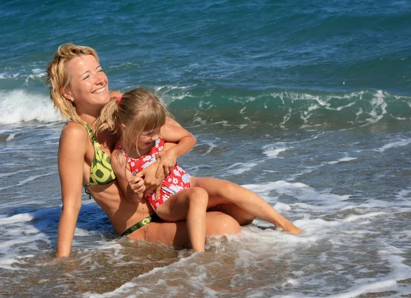 Mum with daughter have rest on sea — Stock Photo, Image