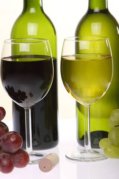 Stilleben med vin och massa druvor — Stockfoto