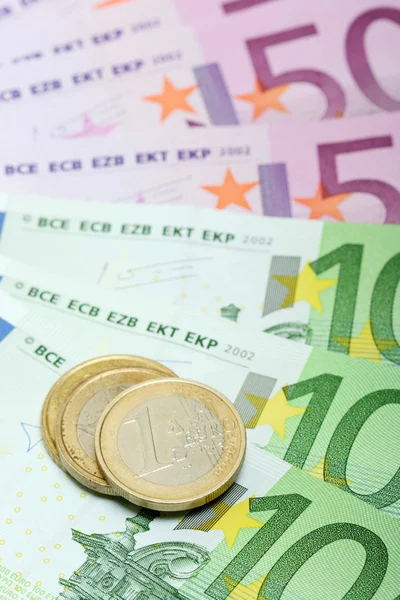 Euro-bankbiljetten met verschillende munten — Stockfoto