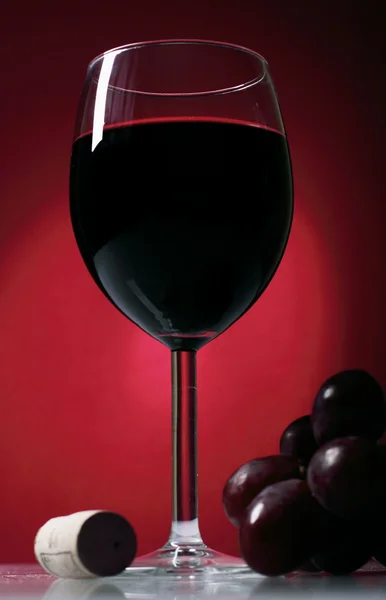 Stilleben med glas rött vin — Stockfoto