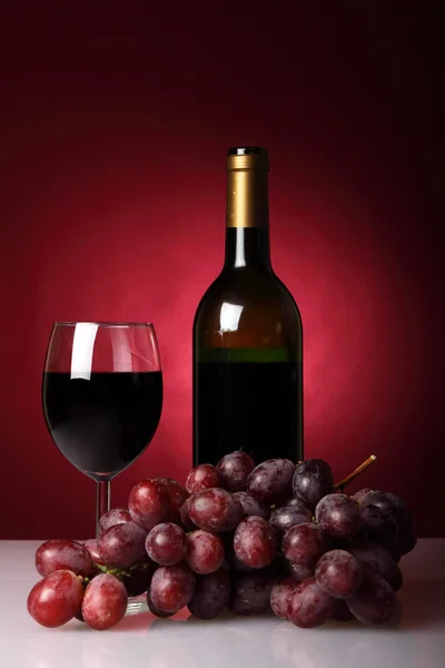 Натюрморт с красным вином — стоковое фото