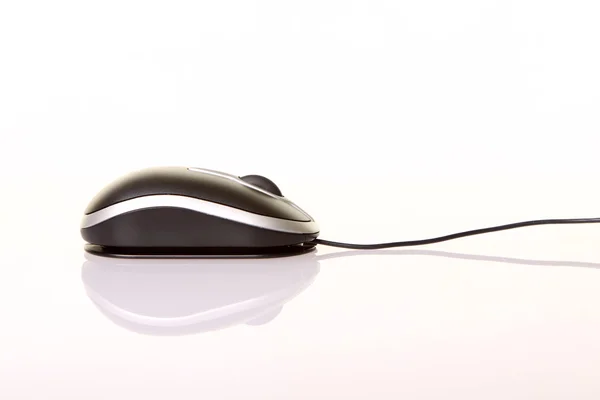 Mysz optyczna koło laptopa — Zdjęcie stockowe