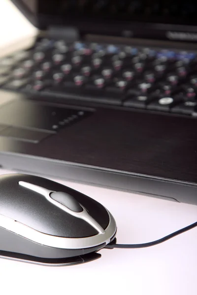 Nowoczesny laptop i mysz optyczna — Zdjęcie stockowe