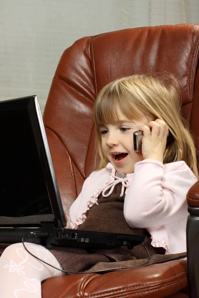 Bir dizüstü bilgisayar ile küçük iş kız — Stok fotoğraf