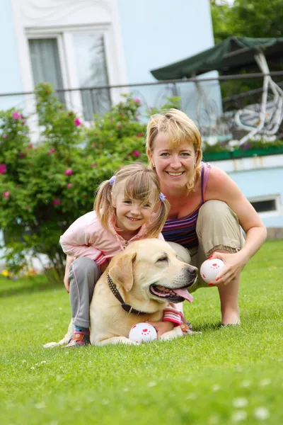 Família brinca com um cão Imagens De Bancos De Imagens Sem Royalties