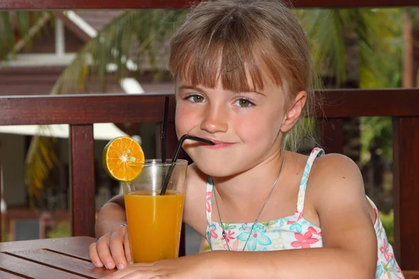 女の子の飲み物オレンジ ジュース ストックフォト