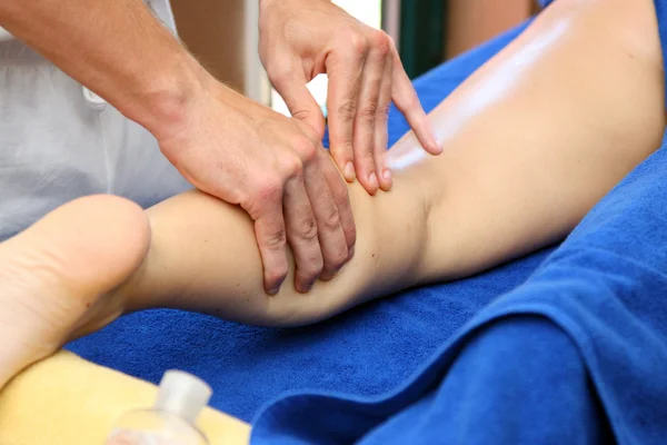 Att flickan massage av ben — Stockfoto