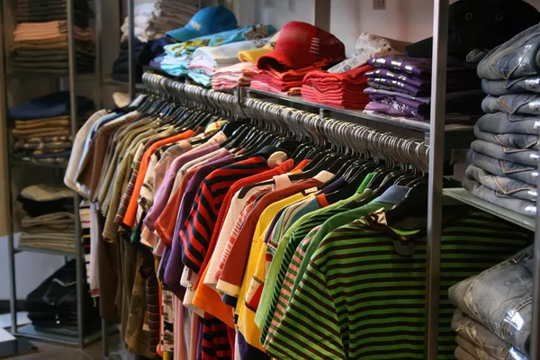 Vêtements dans la boutique — Photo