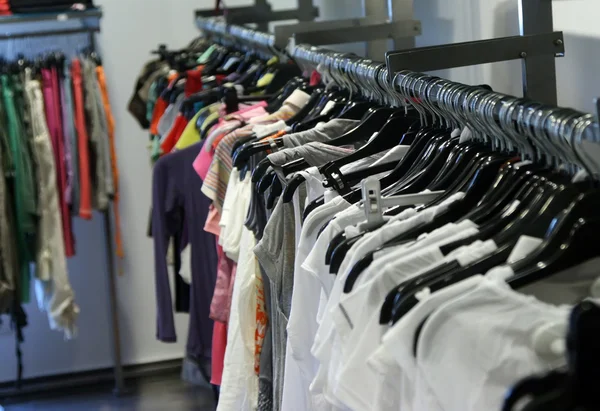 Kläder i butiken — Stockfoto