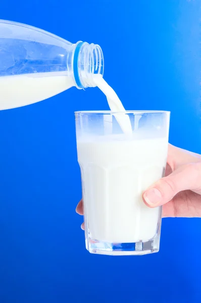 Nalít sklenici mléka — Stock fotografie