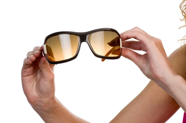 Zonnebrillen in hand geïsoleerd — Stockfoto