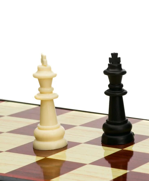 Играть в шахматы: король и королева — стоковое фото