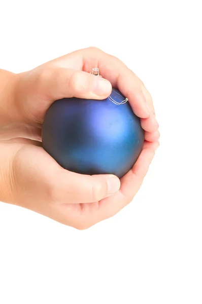 Мяч в детской руке — стоковое фото