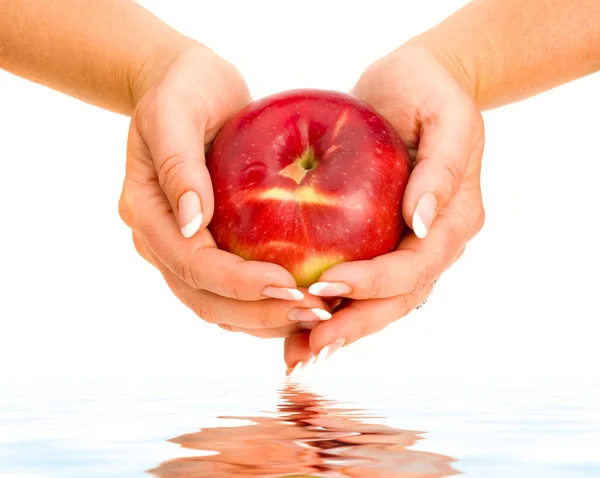 Czerwone jabłko w dłoni — Zdjęcie stockowe