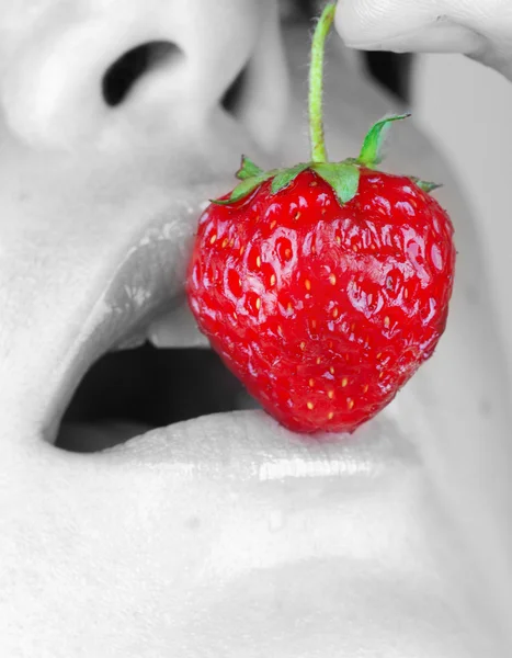Chica comiendo fresas — Foto de Stock