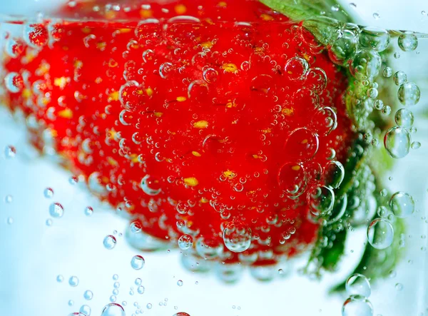 Fresas en agua — Foto de Stock