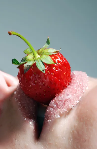 Girl eating strawberries — Stock Photo, Image