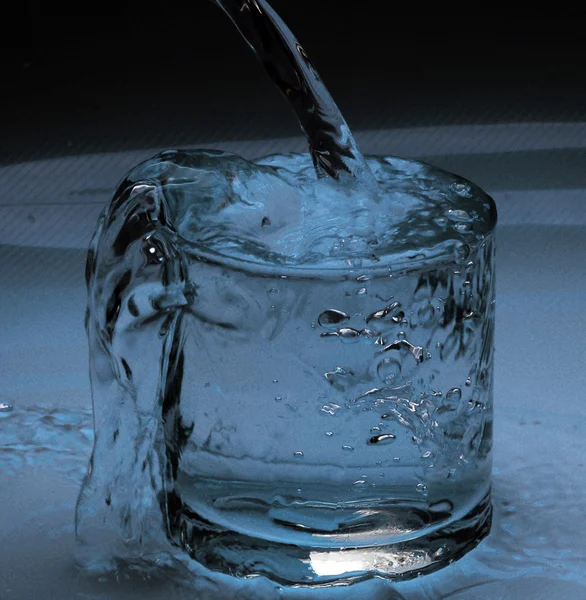 Agua que fluye a una taza — Foto de Stock