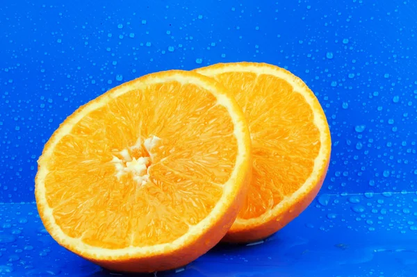 Vynikající oranžová. kapky vody kolem ju — Stock fotografie