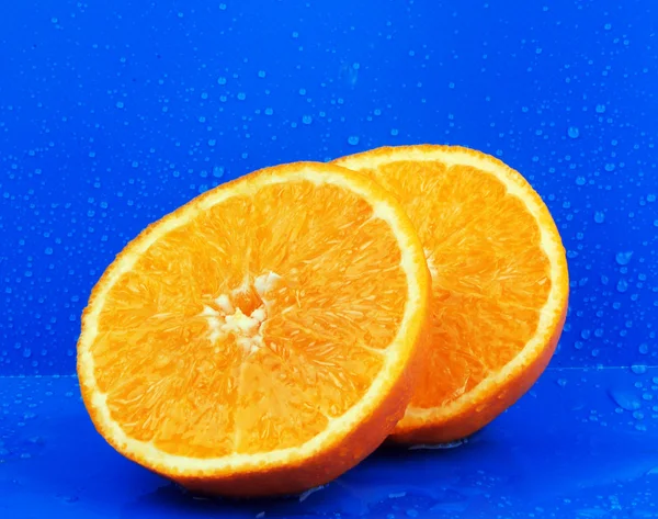 Vynikající oranžová. kapky vody kolem ju — Stock fotografie