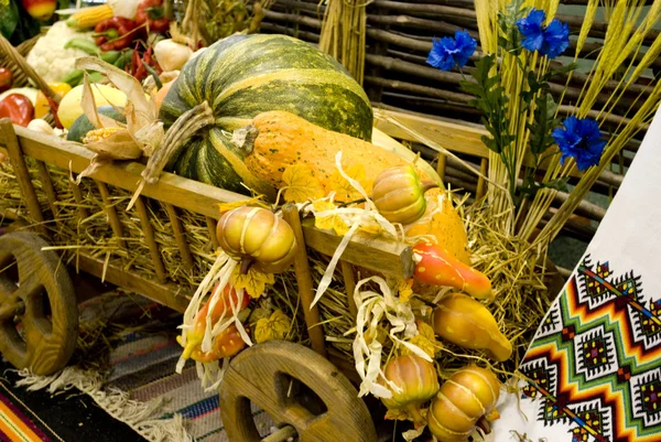 Mały drewniany koszyk z warzywami — Zdjęcie stockowe