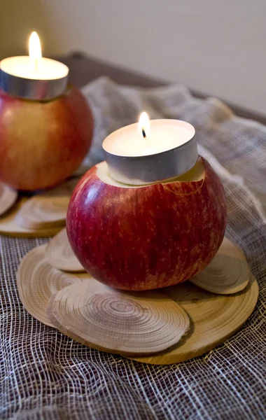Zwei Äpfel mit Kerzen — Stockfoto
