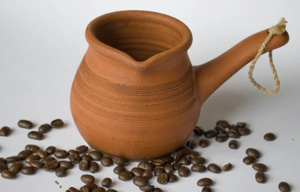Kahve çekirdekleri ve cezve — Stok fotoğraf