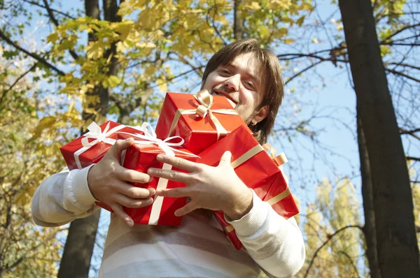Man gives a gift — Stock Photo, Image