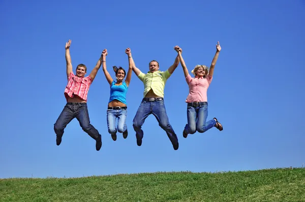 Grupo de jovens pulando — Fotografia de Stock