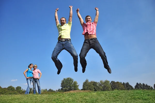 Два парня прыгают с поднятыми руками — стоковое фото