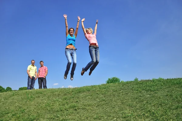 Две девушки прыгают с поднятыми руками — стоковое фото